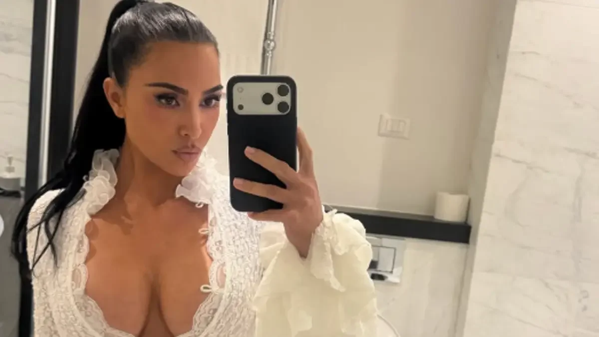 Kim Kardashian'ın derin göğüs dekoltesi dikkat çekti! Bakan bir daha baktı