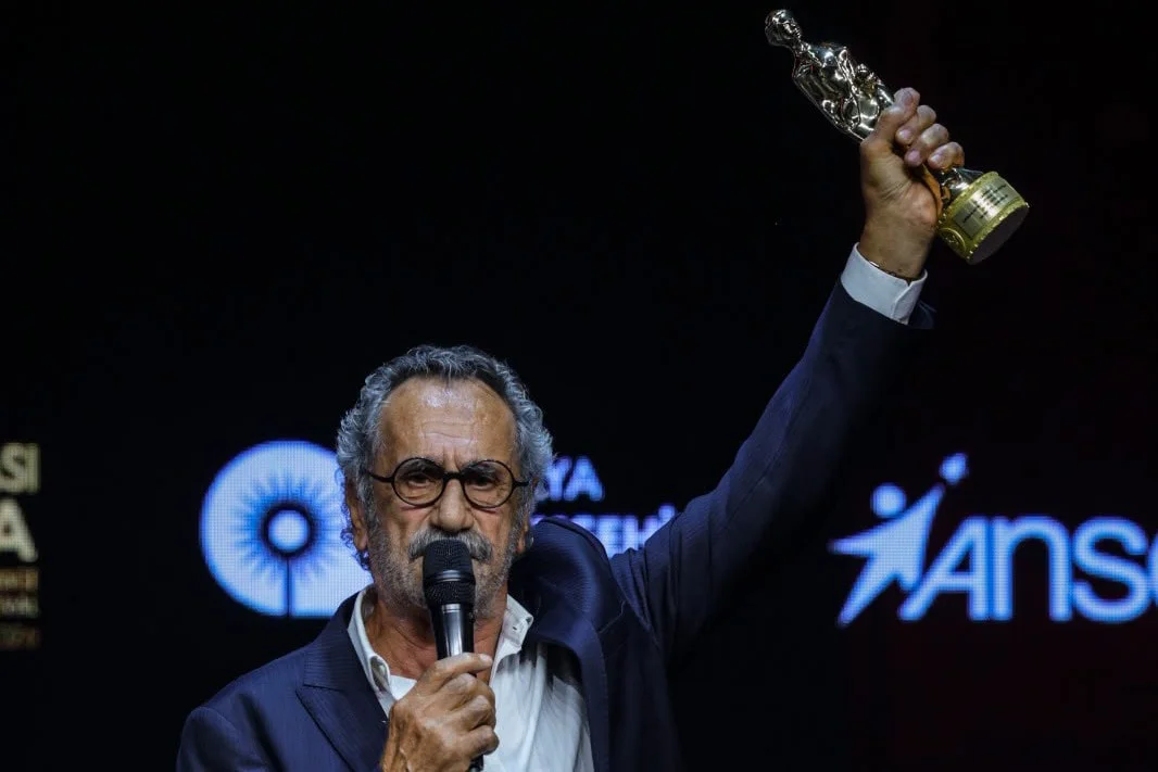 Menderes Samancılar Yaşam Boyu Onur Ödülü’nü basın emekçilerine adadı