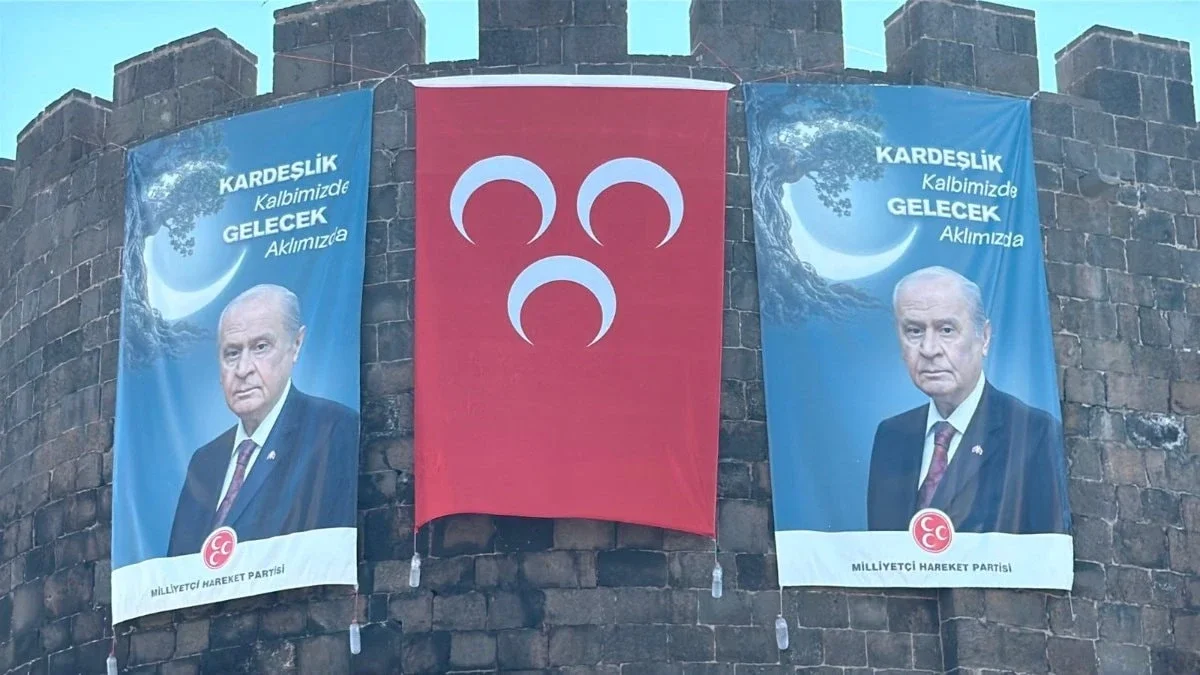 Diyarbakır surlarına Devlet Bahçeli posteri asıldı