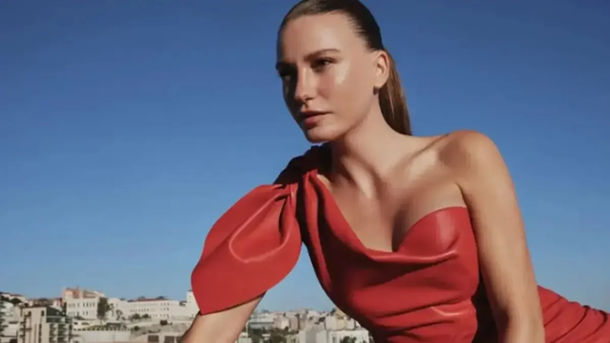 Serenay Sarıkaya'nın Paris tarzına beğeni yağdı