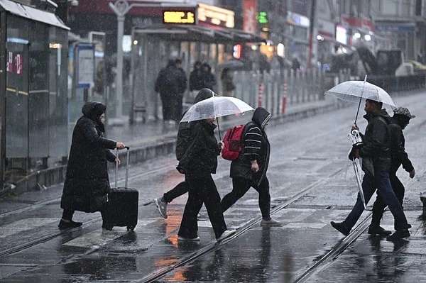 İstanbul Güneş Yüzü Görmeyecek! AKOM 7 Günlük Hava Tahminini Açıkladı