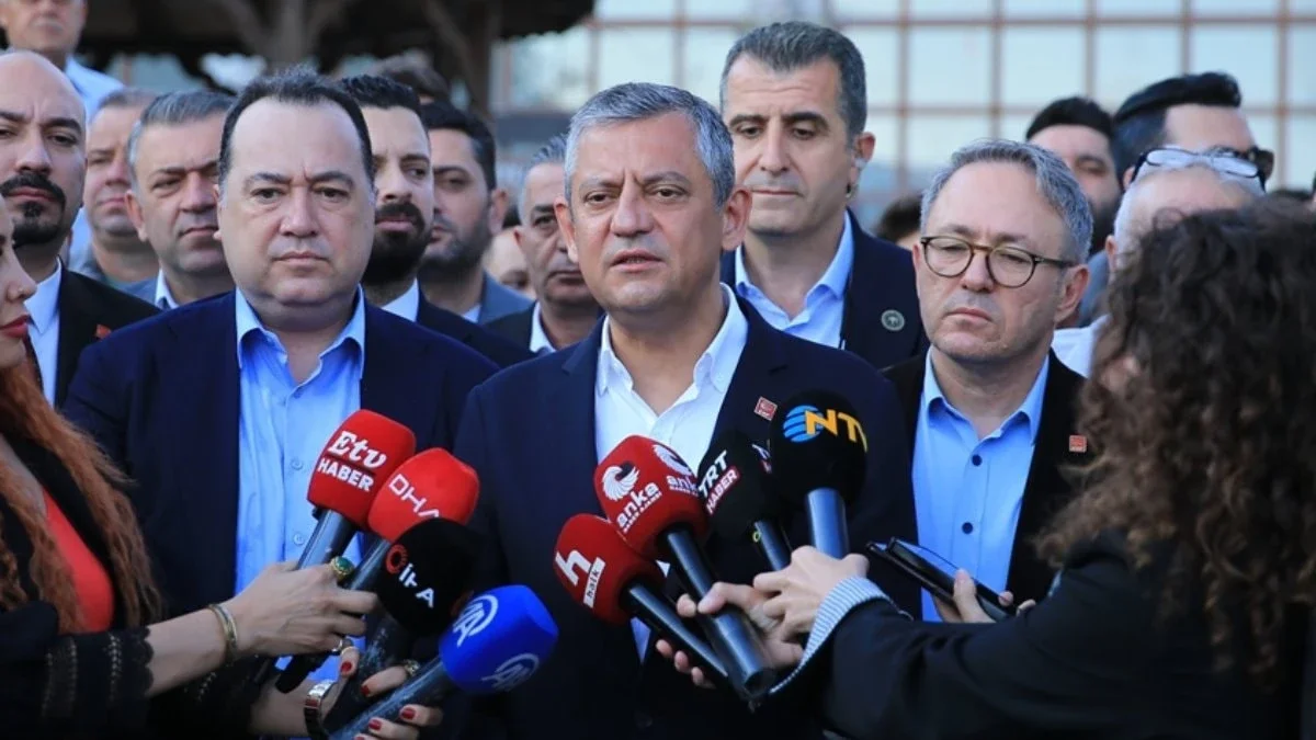 Özgür Özel'in TBMM mesaisi: Kurultay için imza toplamaya başlıyor