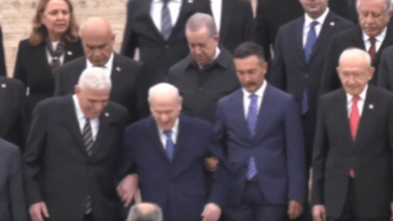 Anıtkabir'de çarpıcı anlar kamerada!  Dervişoğlu, Bahçeli'nin koluna girip...