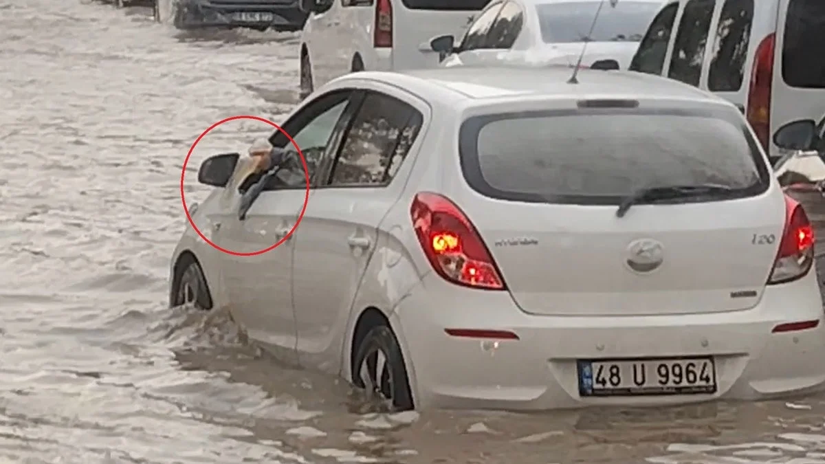 Sağanakta otomobiline su doldu, bardakla boşaltmaya çalıştı