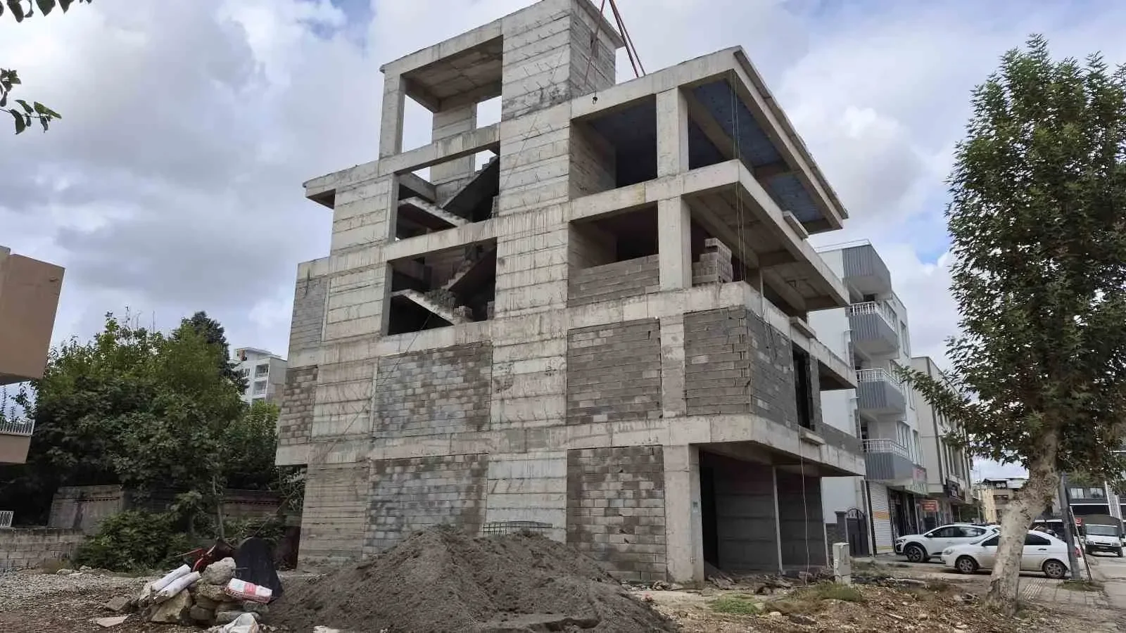 Adıyaman’da 3. kattan düşen işçi ağır yaralandı