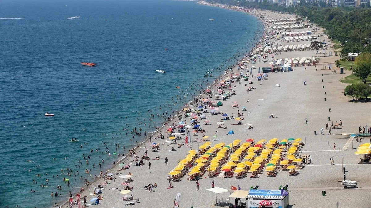 Antalya'da aşırı nem ve sıcak hava nedeniyle sahiller doldu