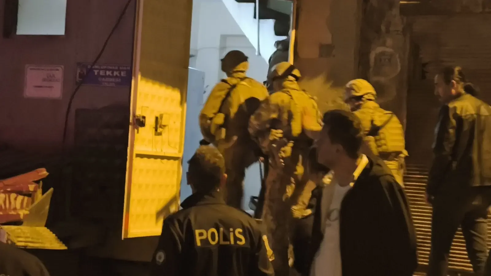 Annesini bıçakla rehin aldı, çığlıklar ortalığı inletti! Kahramanmaraş'ta mahalle fena karıştı
