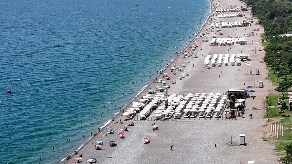 Antalya'da termometreler 38 dereceyi gösterdi: Sahiller tıklım tıklım doldu