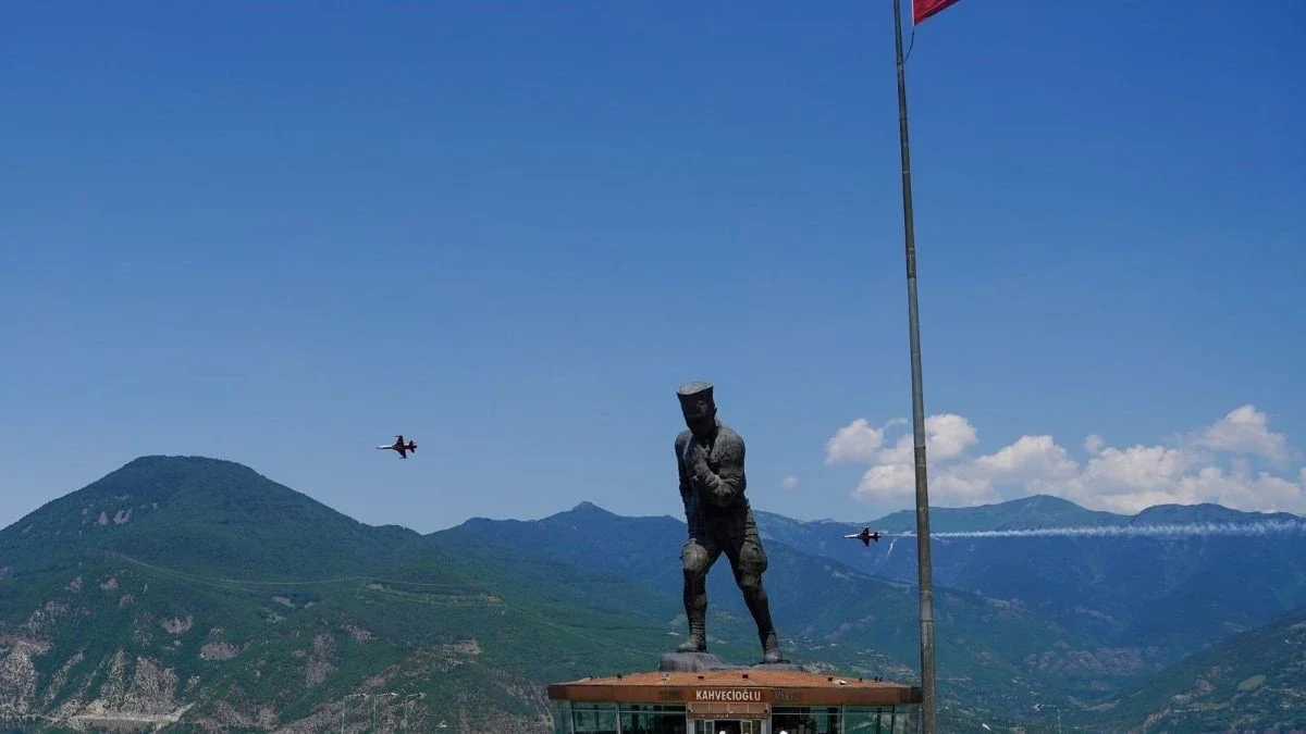 Türk Yıldızları'ndan Artvin semalarında nefes kesen prova uçuşu