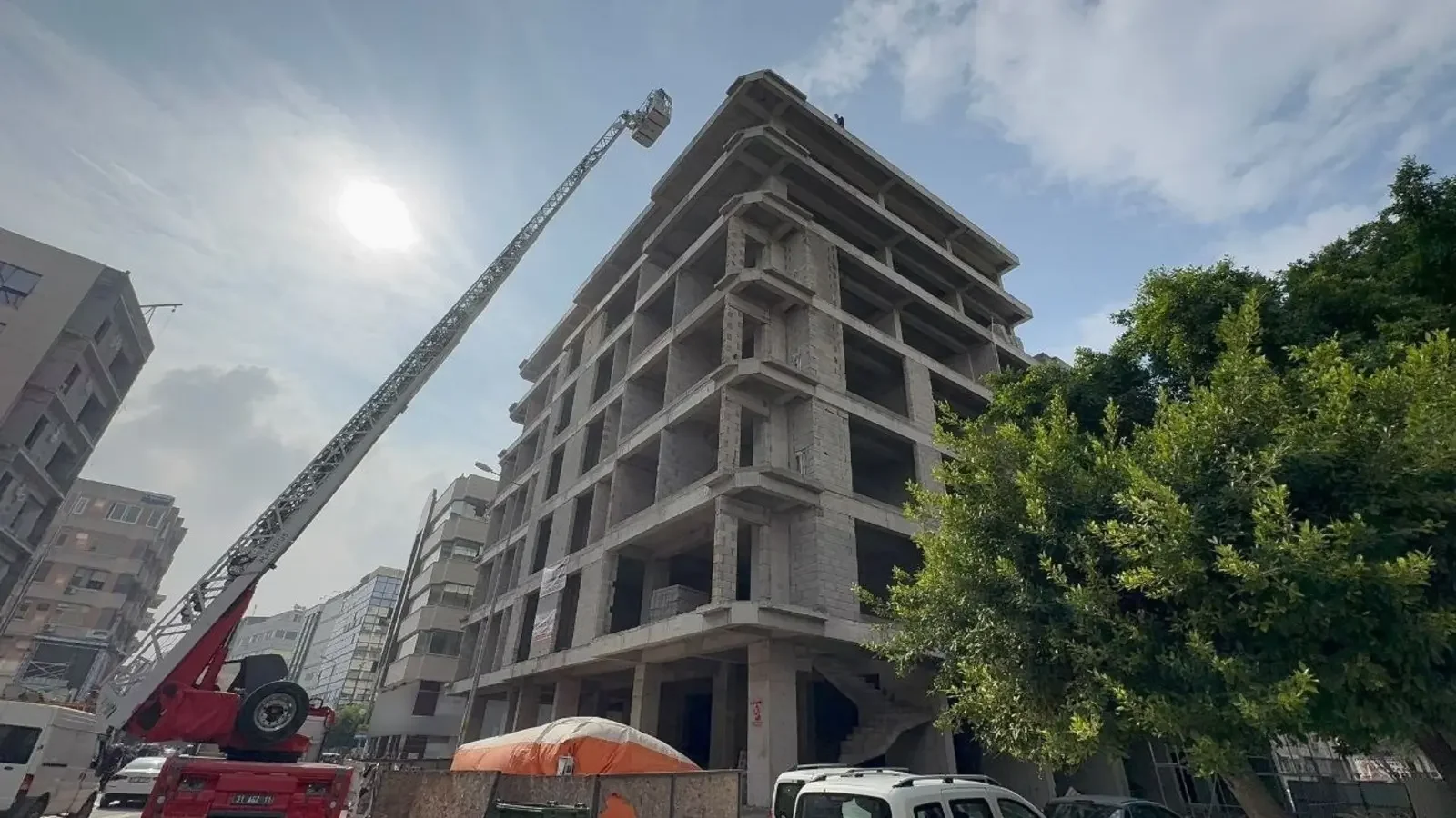 7 katlı binanın tepesinde intihara kalkışan kişi 2 saatlik çabayla ikna edildi