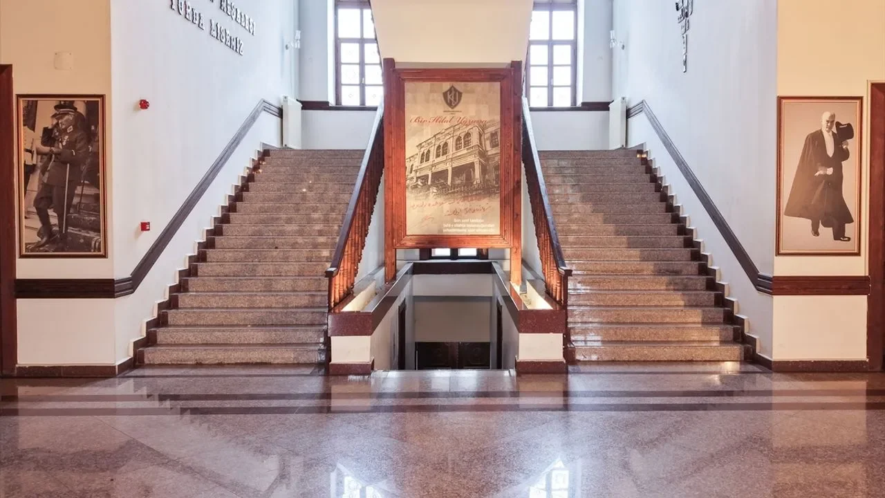 141 yıldır öğrencileri geleceğe hazırlıyor