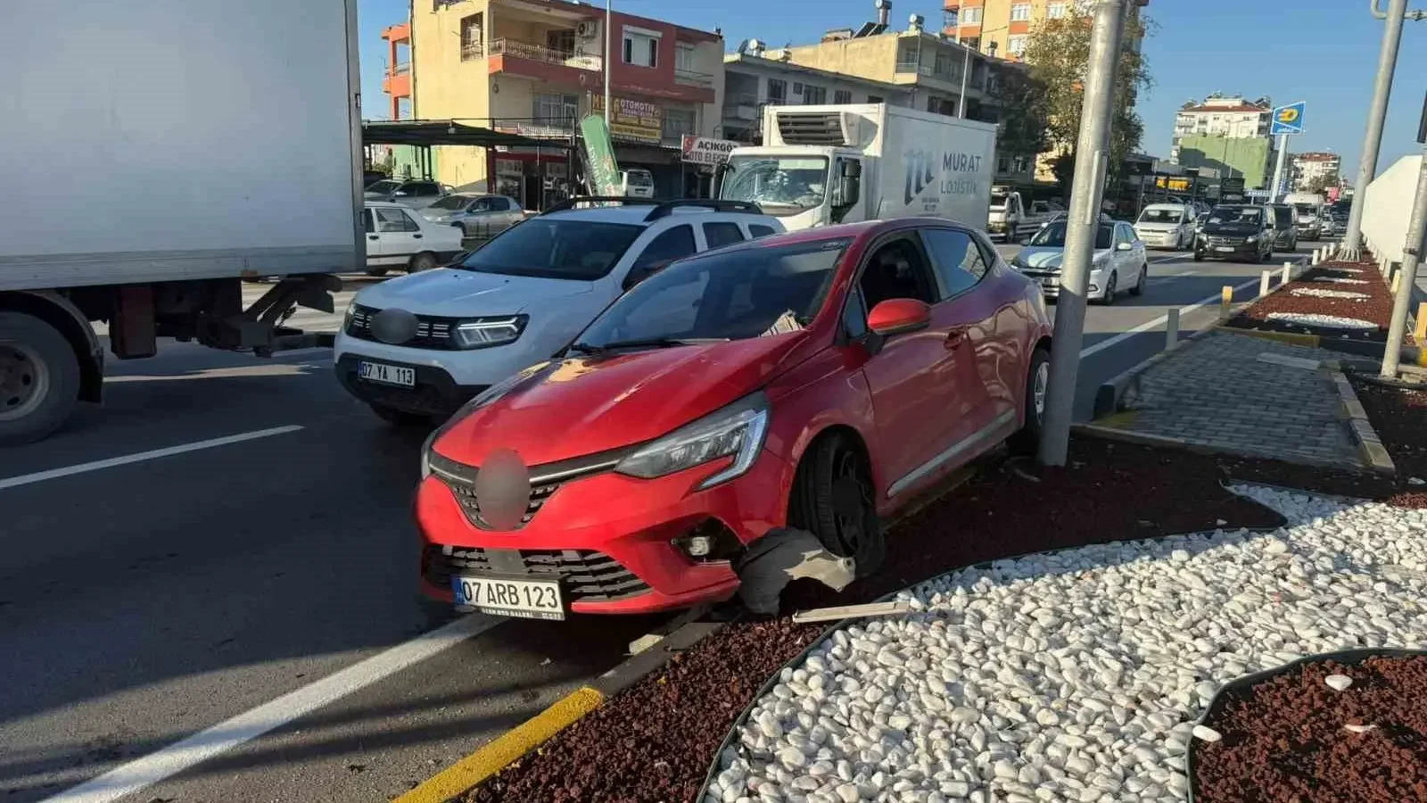 Serik’te iki otomobil çarpıştı: 1 yaralı